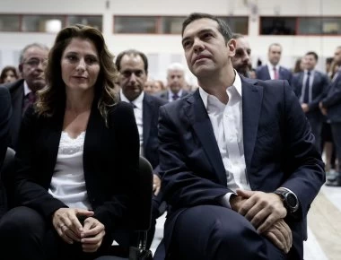 Α.Τσίπρας: «Γκρινιάζει η Μπέττυ αλλά ανταποκρίνομαι στις υποχρεώσεις του συζύγου»